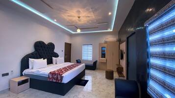 Habitación Deluxe, balcón, vista a la ciudad | Escritorio, espacio para trabajar con laptop y cortinas blackout