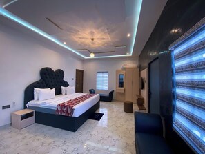 Habitació Deluxe, balcó, vistes a la ciutat | Escriptori, espai de treball apte per a portàtils i cortines opaques 