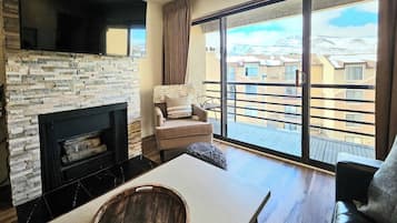 Televisión y chimenea