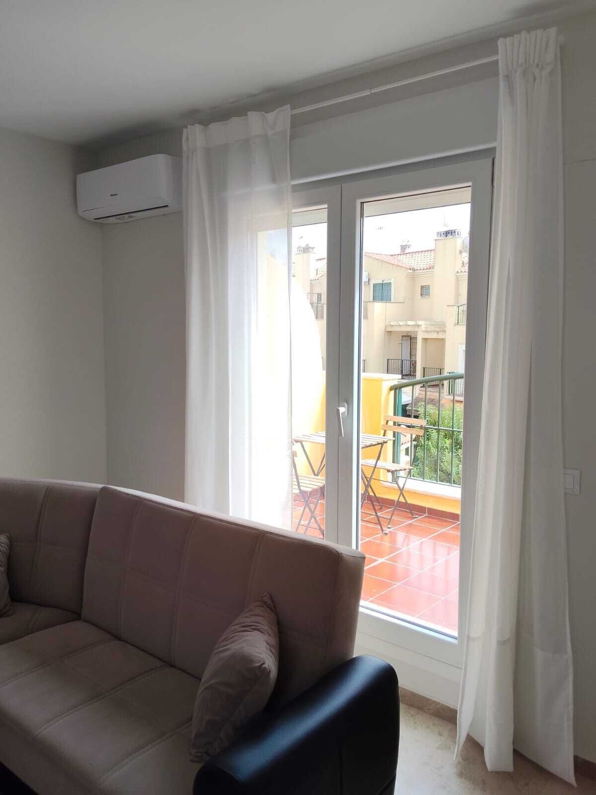 Una Smart TV, una chimenea