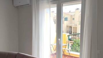 Una Smart TV, una chimenea