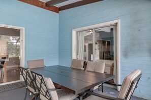Outdoor dining - Sprawling 5bd/3ba Pool Spa Chef Kitchen Dntn Melb USSSA (Melbourne)