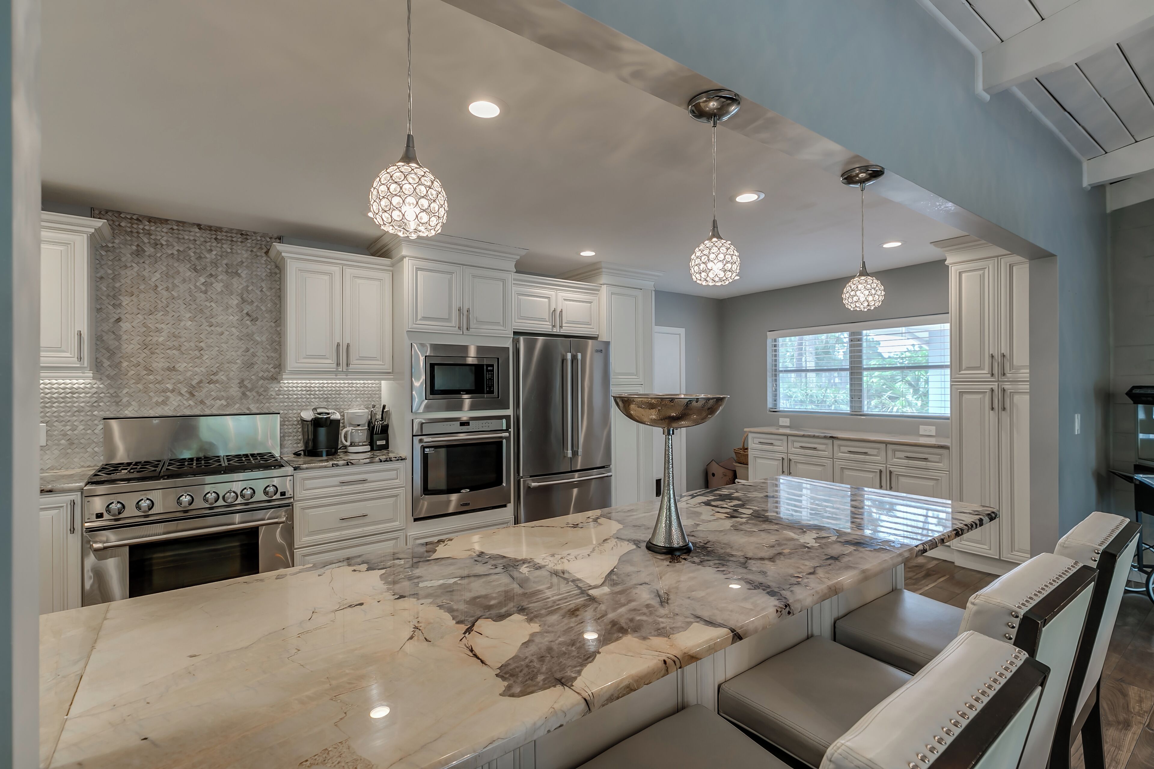 冷蔵庫、電子レンジ、オーブン、コンロ