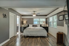 5 bedrooms, desk, iron/ironing board, travel crib