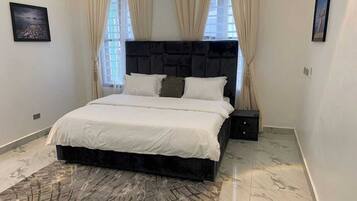 Departamento económico, balcón, vista a la ciudad | Escritorio, espacio para trabajar con laptop y cortinas blackout