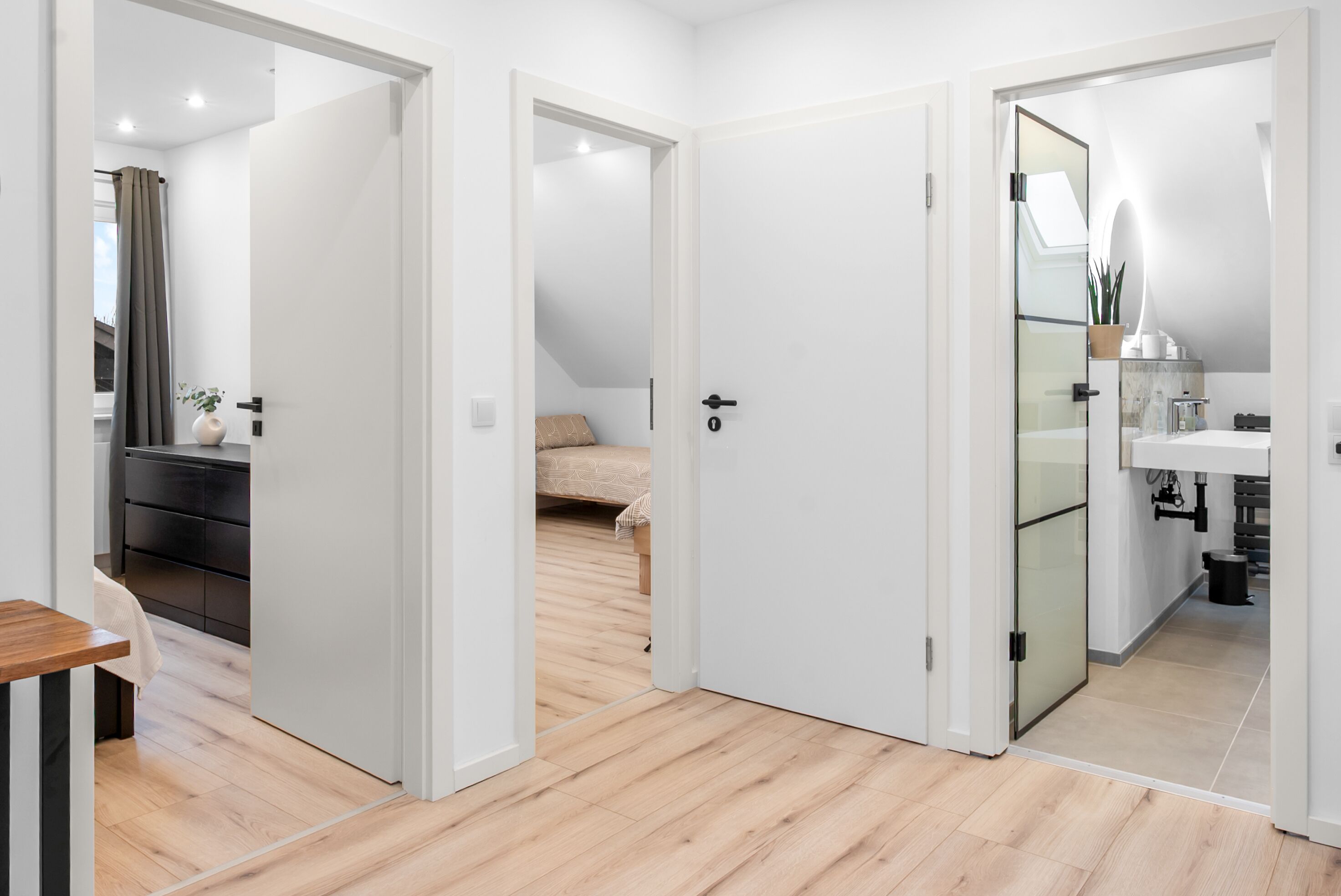 2 Schlafzimmer, Schreibtisch, Bettwäsche