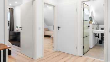 2 Schlafzimmer, Schreibtisch, Bettwäsche