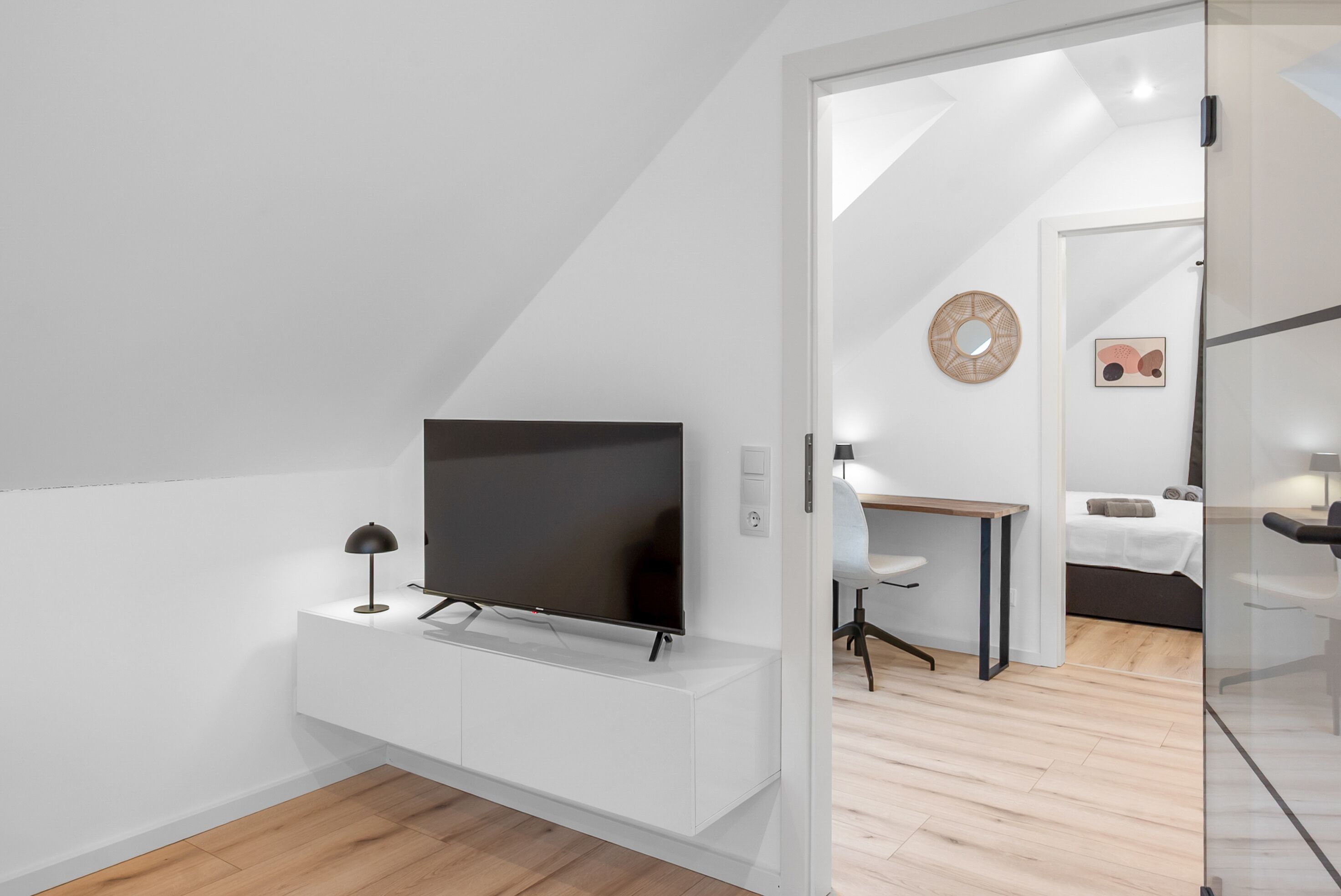 2 bedrooms, desk, bed sheets