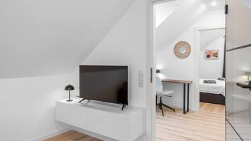 2 soveværelser, skrivebord, sengetøj