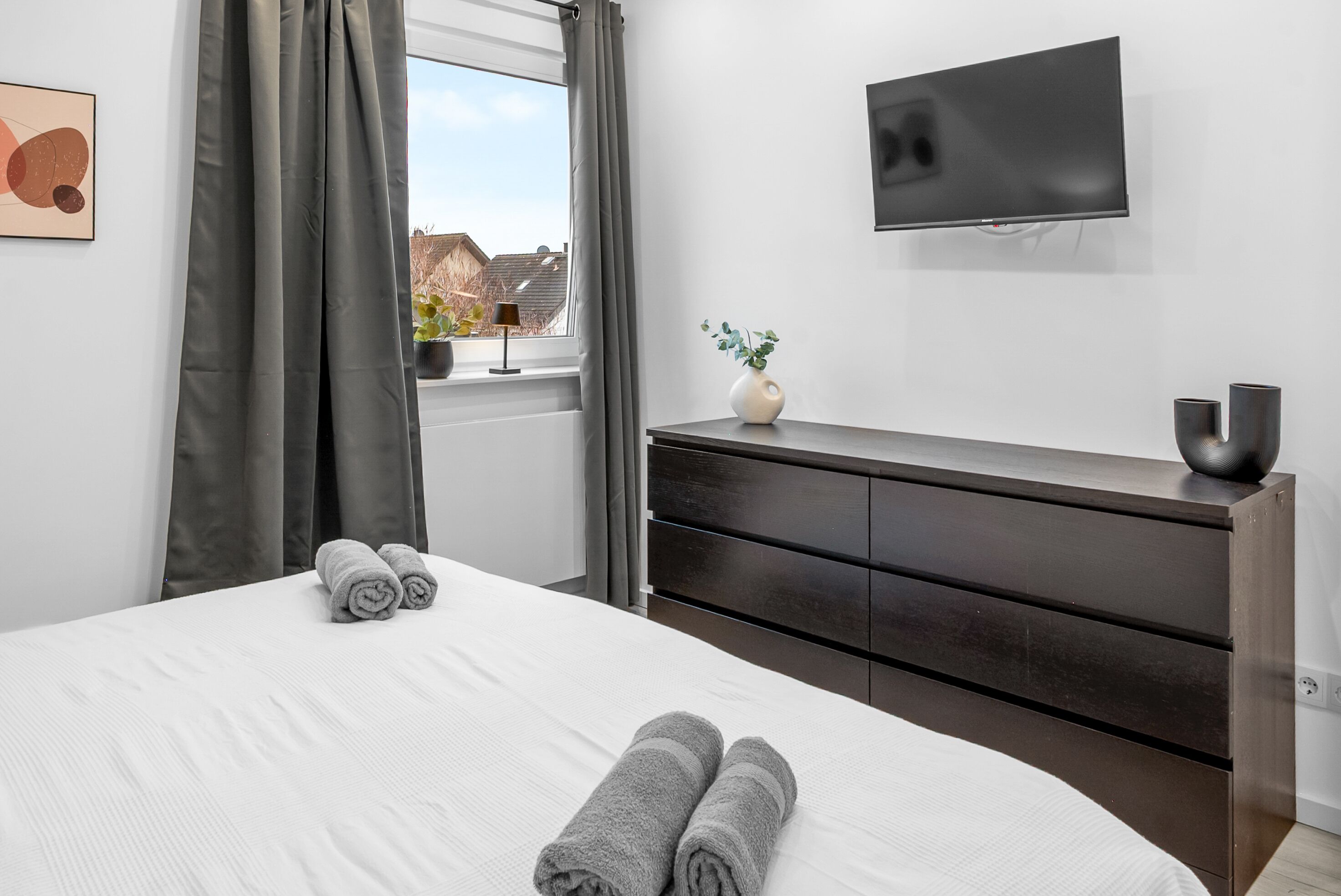 2 habitaciones, escritorio y ropa de cama 