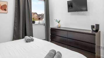 2 habitaciones, escritorio y ropa de cama