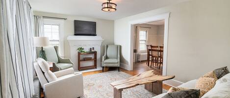 Smart TV, libros, estéreo, impresora