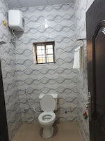 Apartamento família, sacada, vista para a cidade | Banheiro | Produtos de toalete grátis, secador de cabelo, toalhas de banho