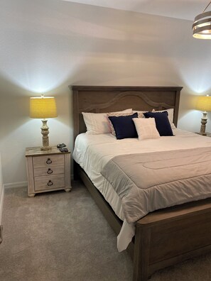 2 عدّة غرف نوم ومكواة/لوح كي وواي فاي وملاءات أسرّة