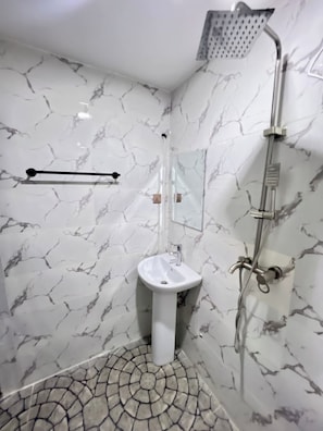 Căn hộ Economy, ban công, quang cảnh thành phố | Phòng tắm | Đồ dùng nhà tắm miễn phí, máy sấy tóc, khăn tắm, xà phòng