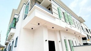Mặt tiền nơi lưu trú