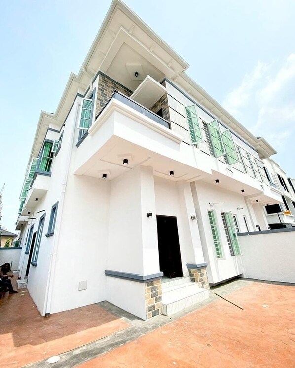 Mặt tiền nơi lưu trú