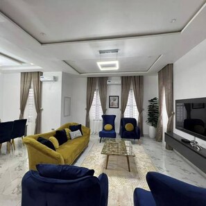 Economy-Apartment, Balkon, Stadtblick | Wohnbereich