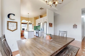 Dining - Modern Mountain Home+Hot Tub &+Scenic Views+Pets (Copperopolis)