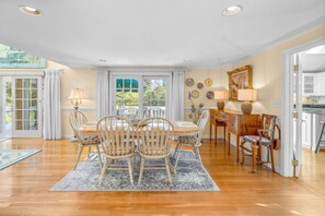 Dining - New Popponesset Rental-3 bedrooms, 3 baths, A/C, sleeps 6 (Mashpee)