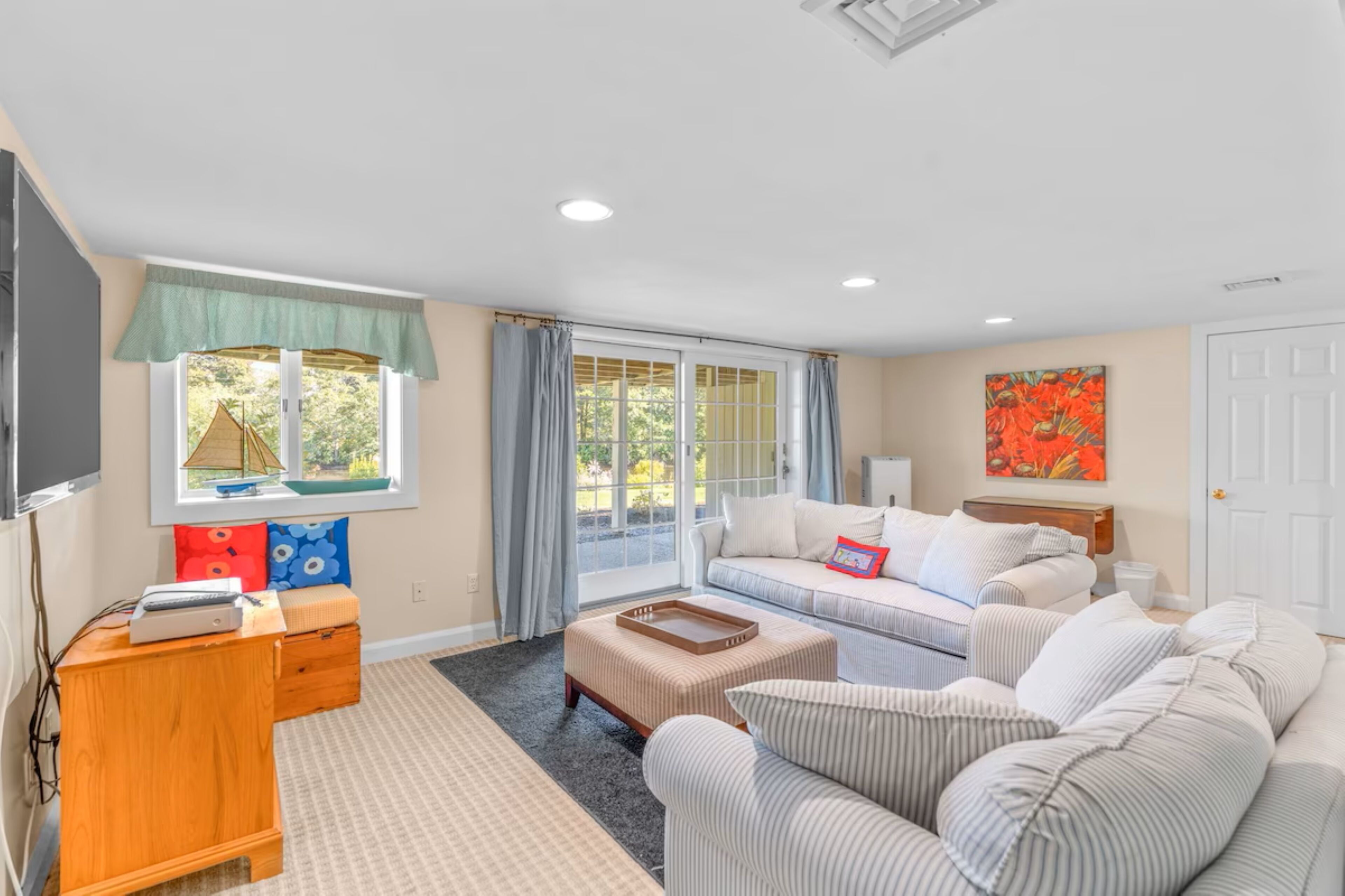 Smart TV, fireplace