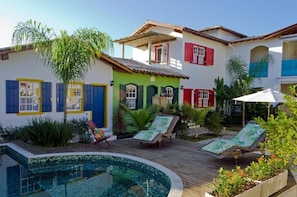 Outdoor pool, pool loungers - Quinta Brasilis Boutique Hotel Paraty (Paraty)