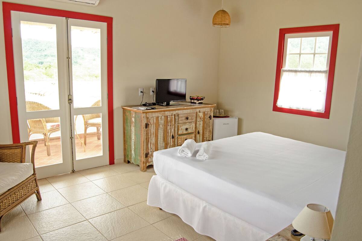 Een minibar, verduisterende gordijnen, gratis wifi, beddengoed