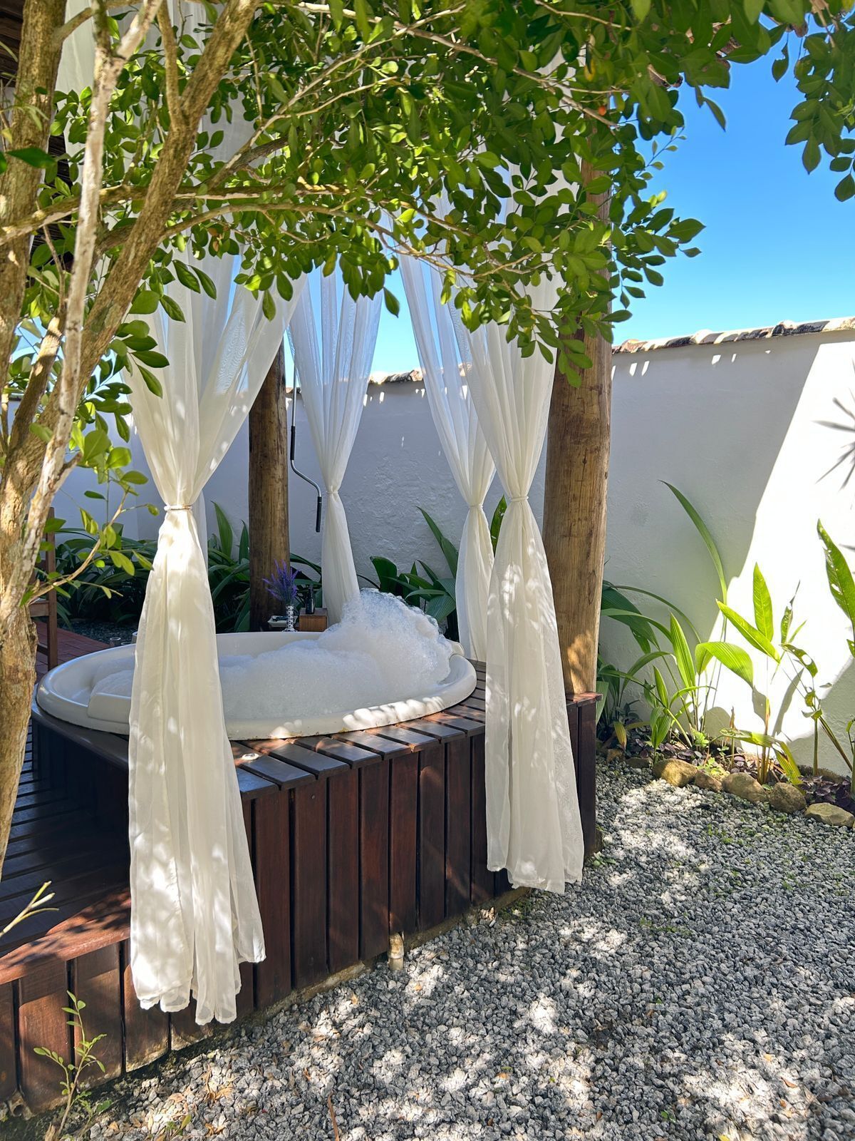 ميني بار وستائر تعتيم وواي فاي مجانًا وملاءات أسرّة