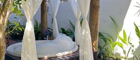 Minibar, blackout drapes, free WiFi, bed sheets