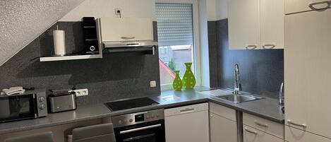 電子レンジ、オーブン、コンロ、食器洗い機