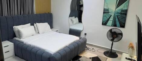 Junior-Apartment, Balkon, Stadtblick | Schreibtisch, laptopgeeigneter Arbeitsplatz, Verdunkelungsvorhänge