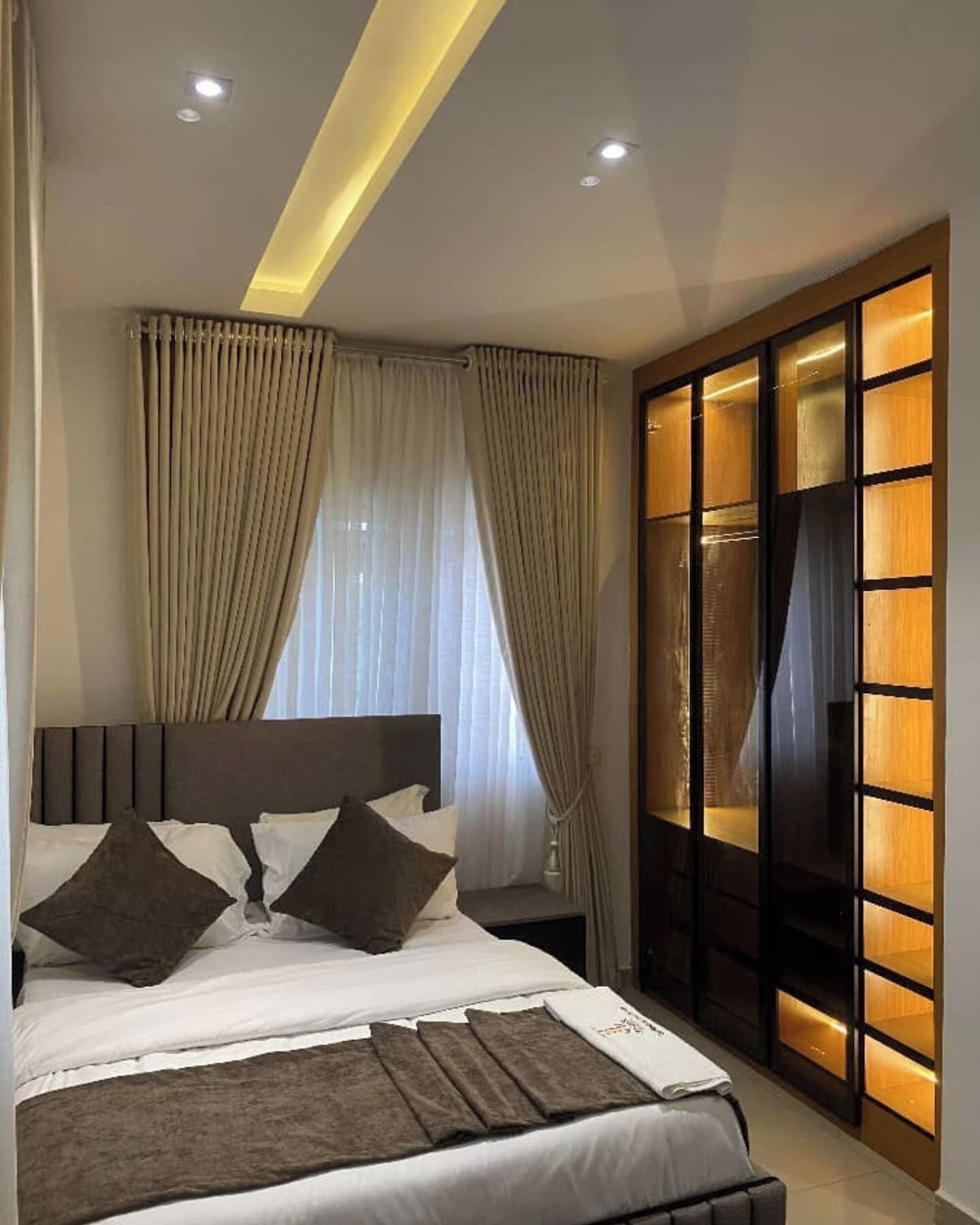 Apartemen Junior, balkon, pemandangan kota | Meja kerja, ruang kerja ramah laptop, dan tirai kedap cahaya