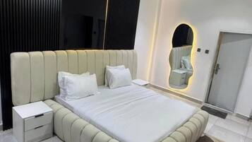 Apartemen Junior, balkon, pemandangan kota | Meja kerja, ruang kerja ramah laptop, dan tirai kedap cahaya