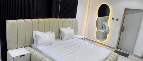 Junior-Apartment, Balkon, Stadtblick | Schreibtisch, laptopgeeigneter Arbeitsplatz, Verdunkelungsvorhänge