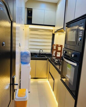 Apartemen Junior, balkon, pemandangan kota | Dapur pribadi | Lemari es kecil, microwave, oven, dan kompor