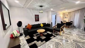 Apartemen Junior, balkon, pemandangan kota | Area keluarga