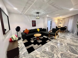 Apartemen Junior, balkon, pemandangan kota | Area keluarga