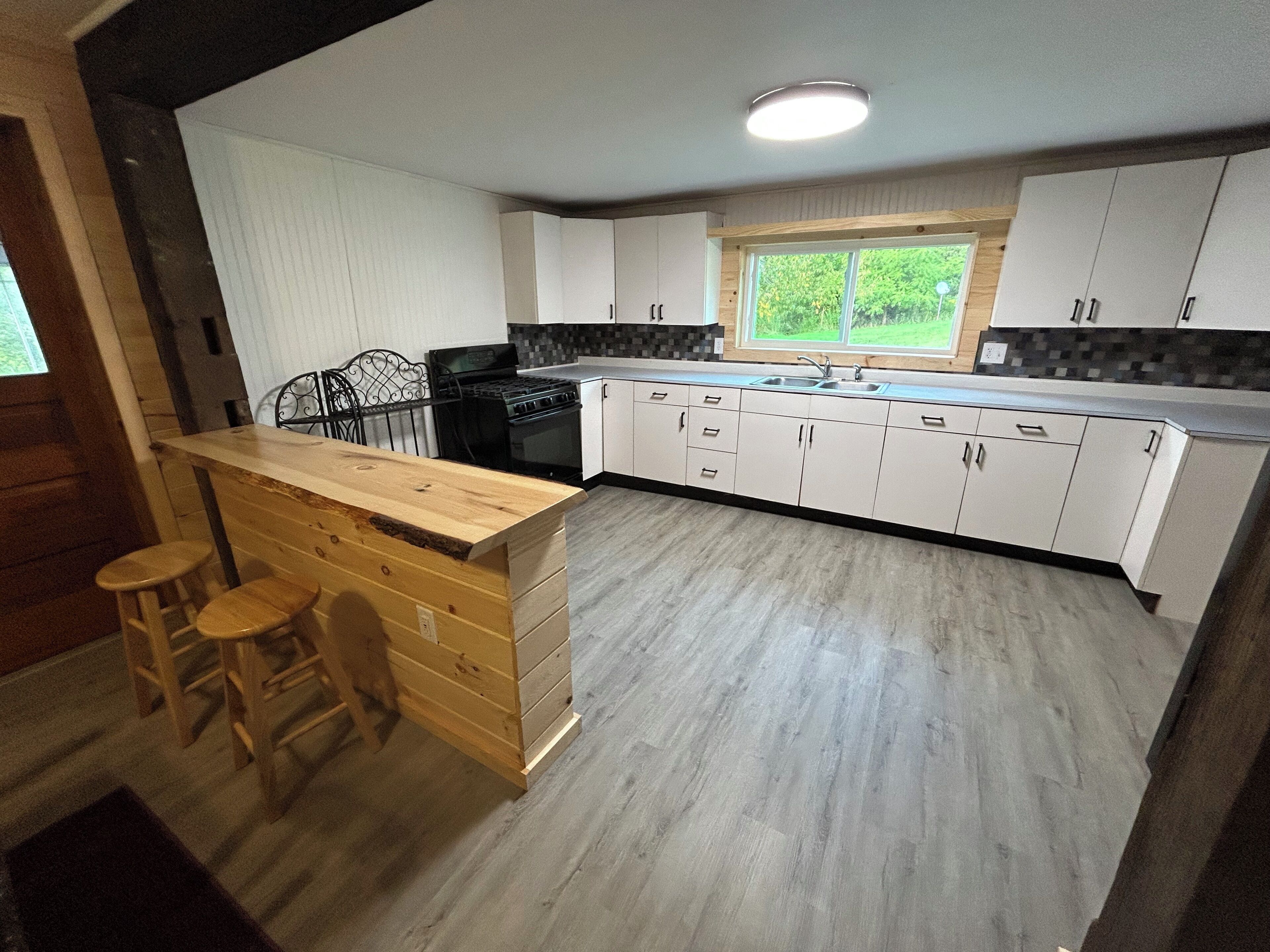 Kühlschrank, Mikrowelle, Ofen, Wasserkocher mit Kaffee-/Teezubehör