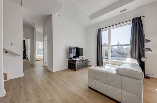 UofT St. George Campus Penthouse – Quiet & Cozy