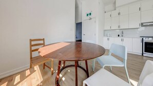 Une cuisine moderne avec des armoires blanches et un four encastré.