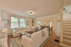 Living area - Pet friendly 5 bedroom in town Nantucket (Nantucket)