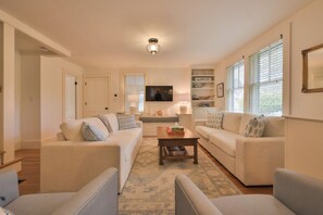 Living area - Pet friendly 5 bedroom in town Nantucket (Nantucket)