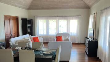 Suite, Bay View | Living area