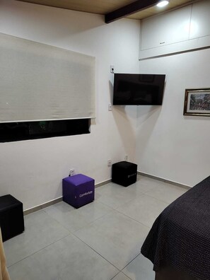 3 عدّة غرف نوم وخدمة الإنترنت وملاءات أسرّة