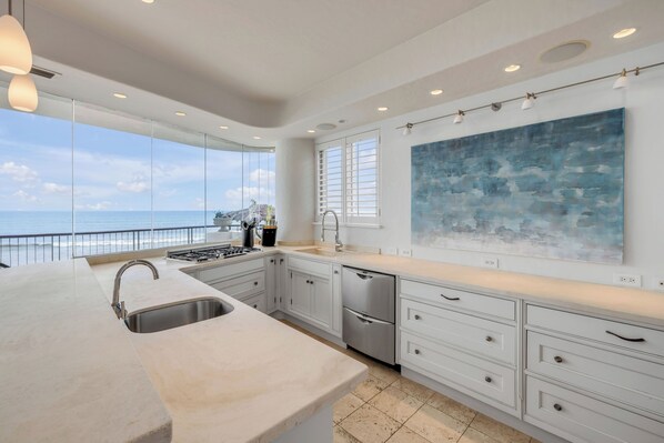 Microondas, horno, placa de cocina y lavavajillas