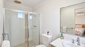 Shower, towels - Cape View TwentyTwo – a modern 2-bedroom, 2-bathroom villa (Broadwater)