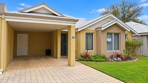 Exterior - Cape View TwentyTwo – a modern 2-bedroom, 2-bathroom villa (Broadwater)