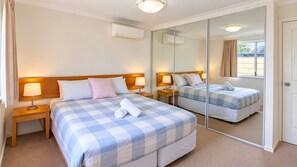 2 bedrooms, WiFi (free), bed sheets - Cape View TwentyTwo – a modern 2-bedroom, 2-bathroom villa (Broadwater)