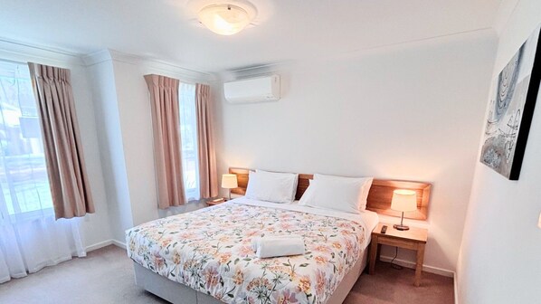 Room - Cape View TwentyTwo – a modern 2-bedroom, 2-bathroom villa (Broadwater)