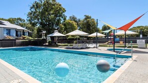 Pool - Cape View TwentyTwo – a modern 2-bedroom, 2-bathroom villa (Broadwater)